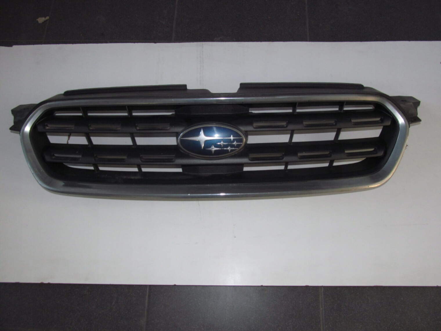 Subaru Outback IV V 2005r Grill Atrapa Znaczek