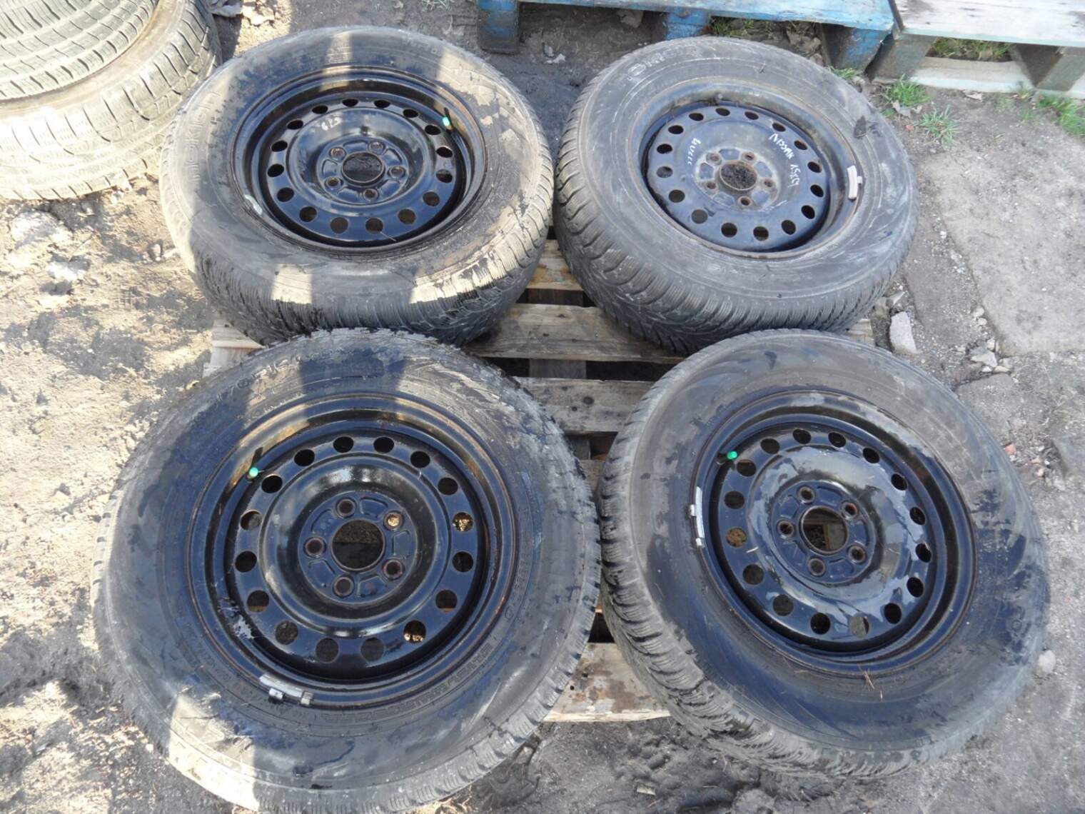 Felgi Nissan Au000 15x6jj 5x114,3 Nokian 205/70r15
