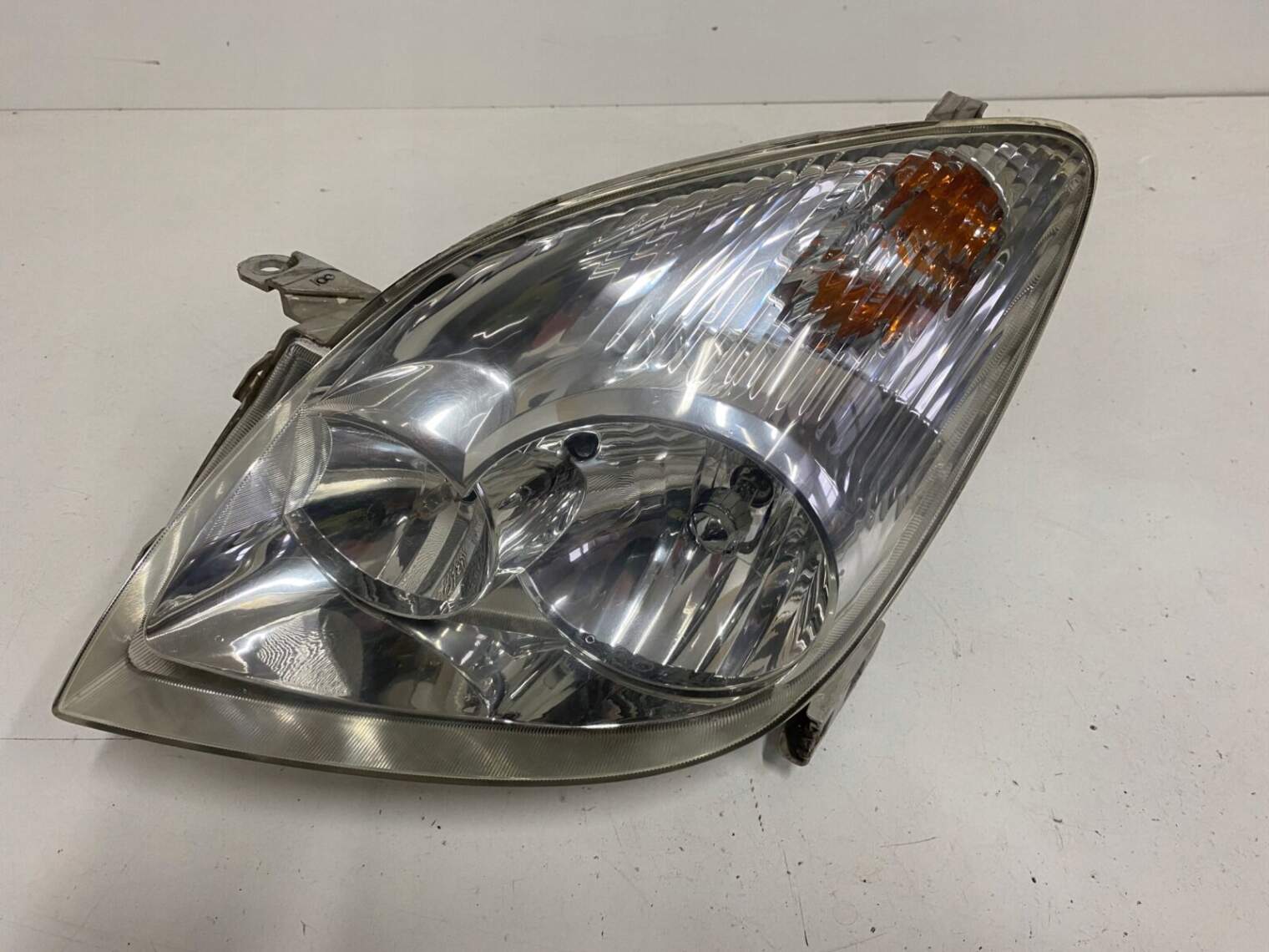 Toyota Corolla Verso 2002r Lampa Przednia Lewa