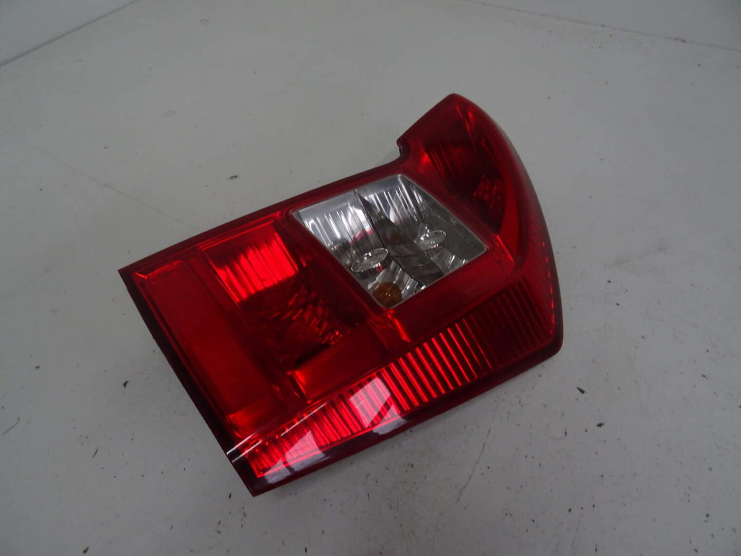 Kia Carens III Lampa Prawa Tylna 92402-1d0 2006-2012R
