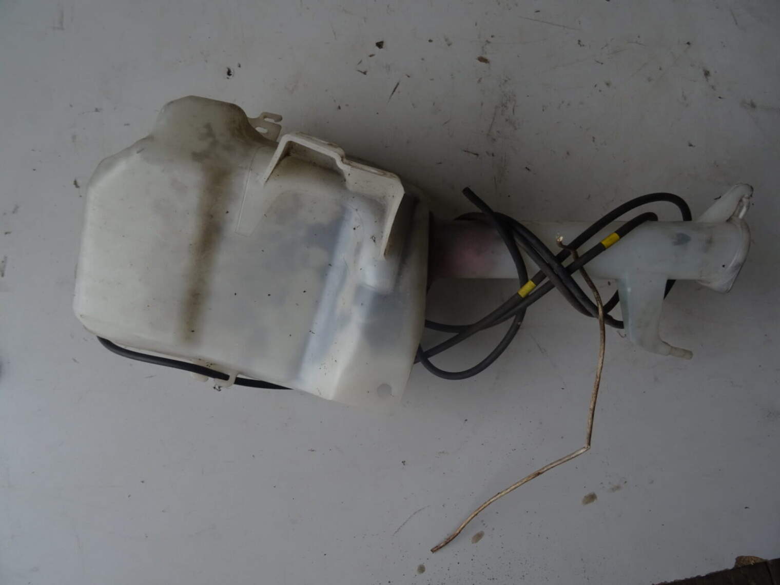 Mitsubishi Grandis Zbiornik Płynu Spryskiwaczy - obrazek 2