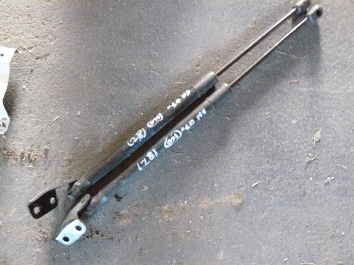 Suzuki Swift Mk6 2007r Siłownik Klapy Tył - obrazek 2