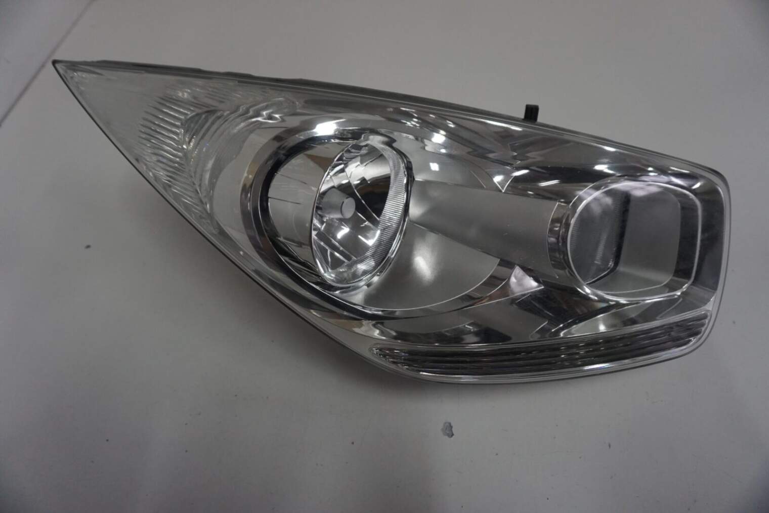 KIA VENGA I LAMPA PRZEDNIA PRAWE 92102-1P500