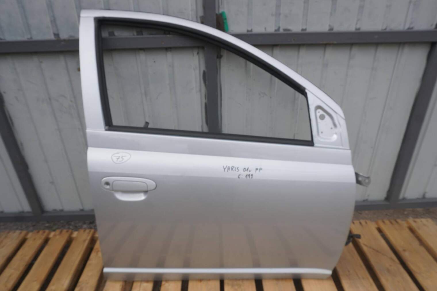 TOYOTA YARIS I 2002R PRZEDNIE PRAWE DRZWI KOLOR 199 SREBRNY ZAMEK DRZWI