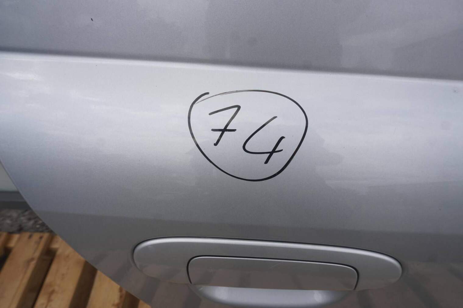 TOYOTA YARIS I 2002R TYLNE PRAWE DRZWI KOLOR 199 SREBRNY ZAMEK DRZWI SZYBA - obrazek 3
