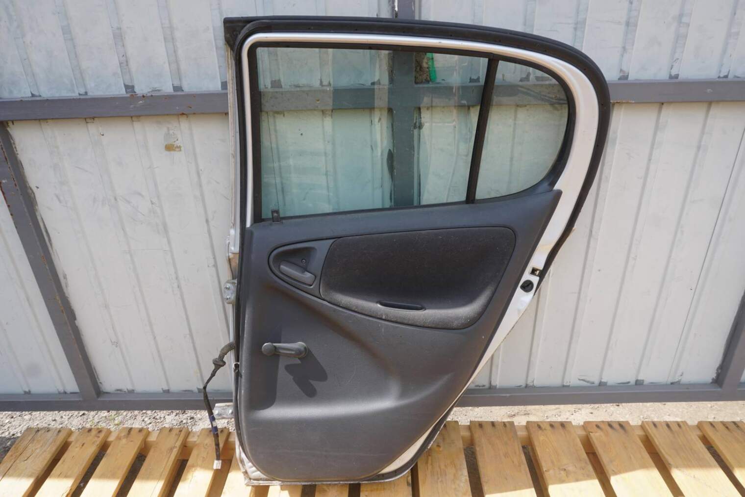 TOYOTA YARIS I 2002R TYLNE PRAWE DRZWI KOLOR 199 SREBRNY ZAMEK DRZWI SZYBA - obrazek 8