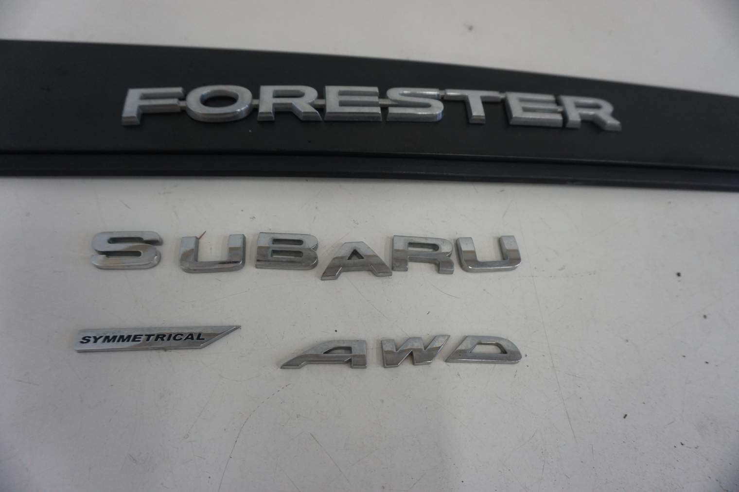 SUBARU FORESTER V SK EMBLEMAT ZNACZEK KLAPY