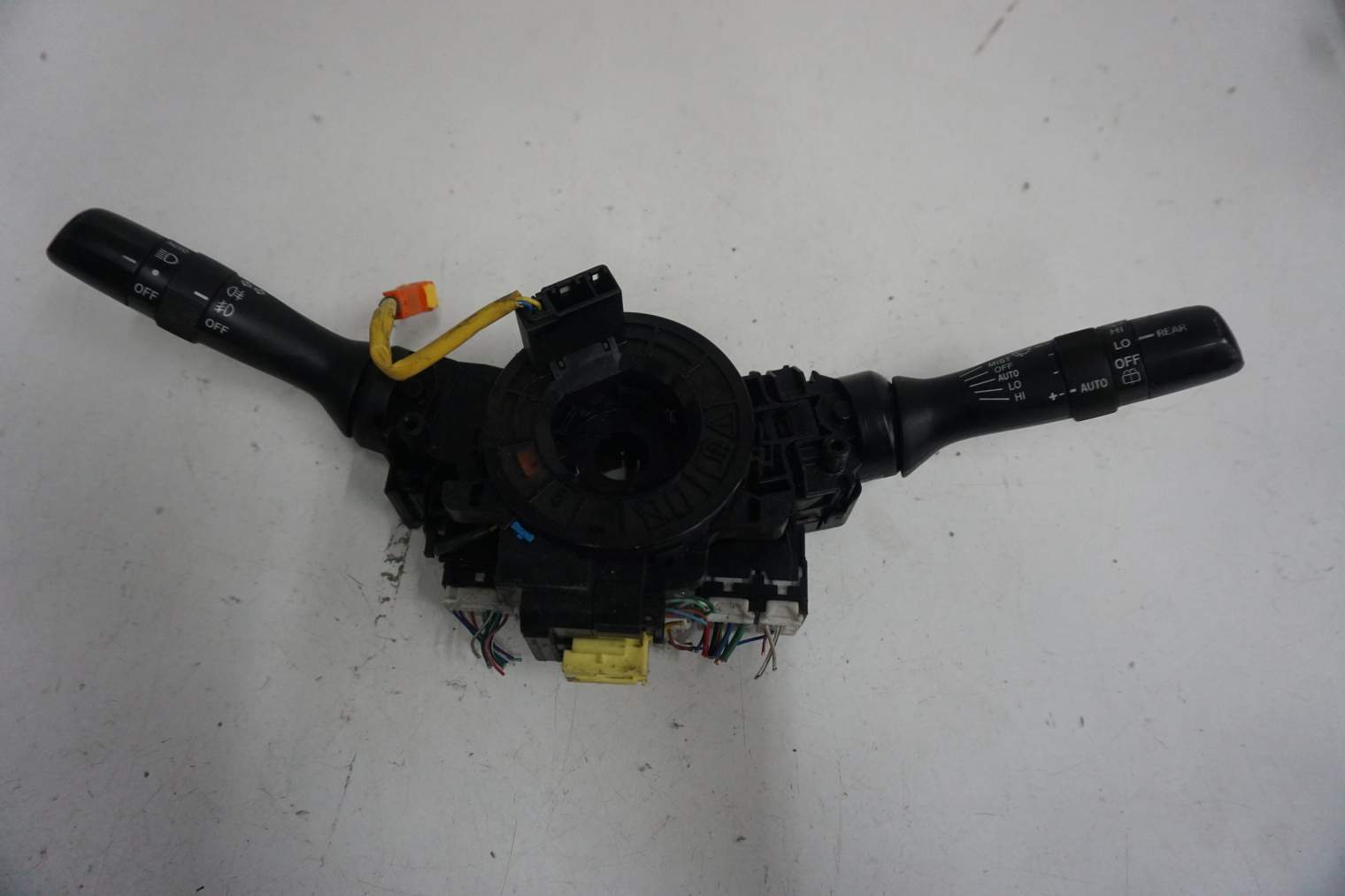 TOYOTA AURIS E15 I PRZEŁĄCZNIKI KIEROWNICY 89245-02040