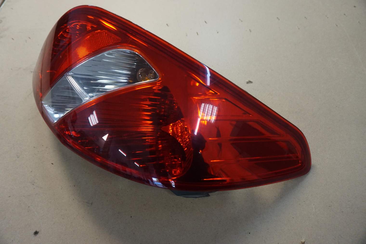 HYUNDAI I20 LAMPA LEWA TYLNA - obrazek 4