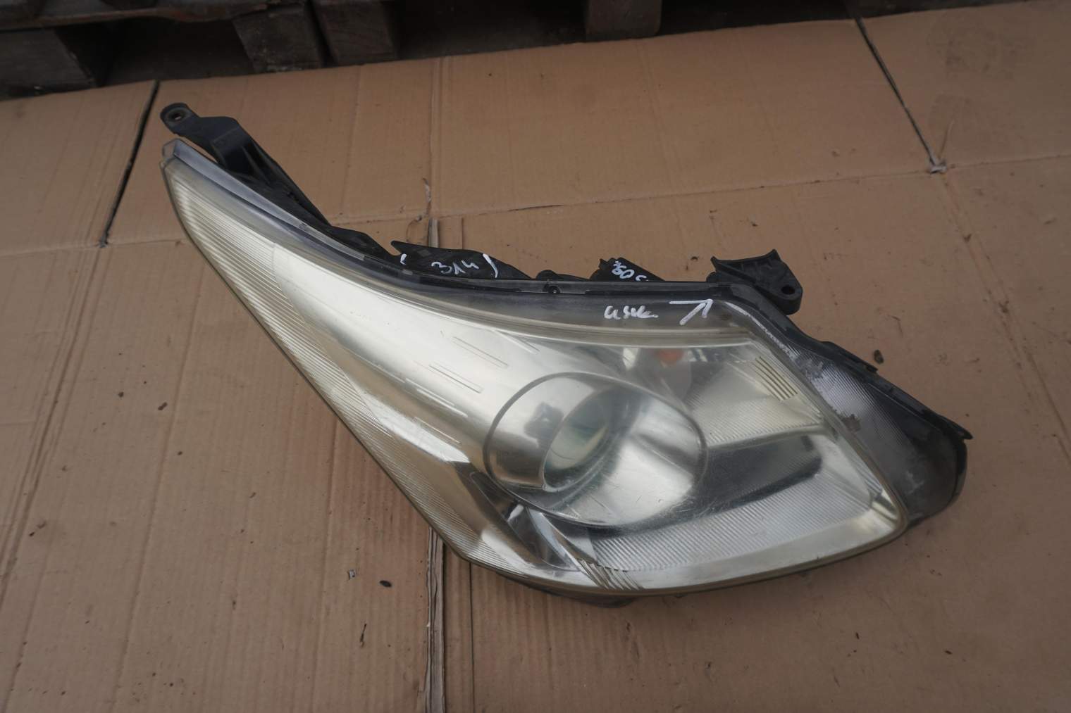 TOYOTA AVENSIS T27 LAMPA PRZEDNIA PRAWA KLOSZ UK 8112505310