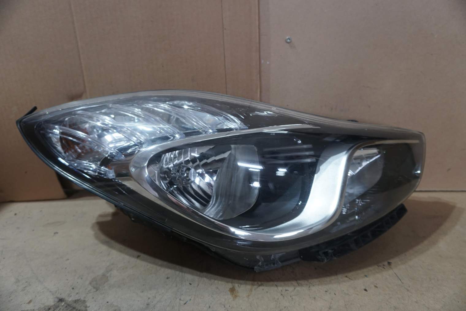 HYUNDAI iX20 2013R LAMPA PRAWA PRZEDNIA UK 921021K010