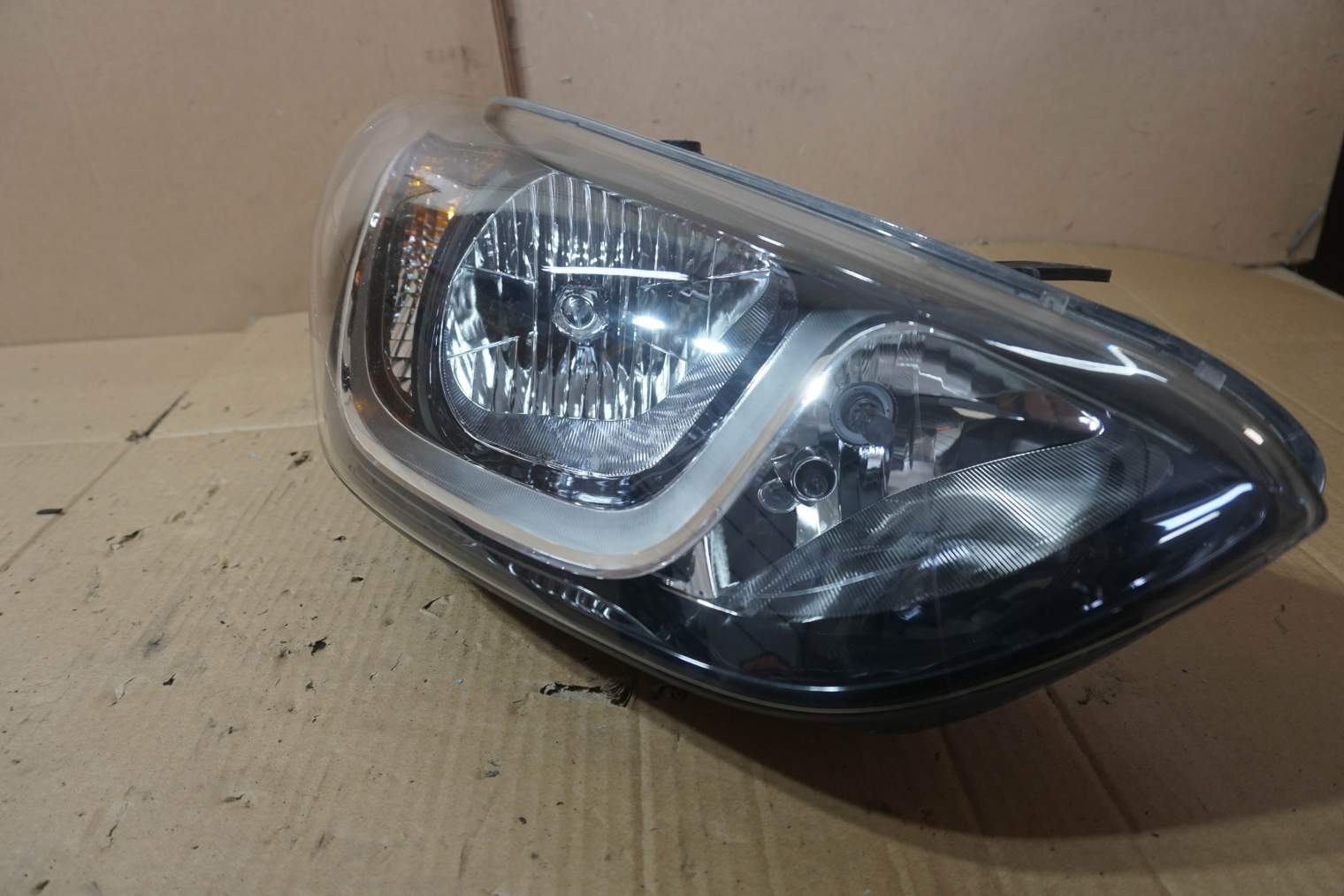 HYUNDAI i20 I LIFT 2012-2015R PRAWA LAMPA 921021J570 - obrazek 2