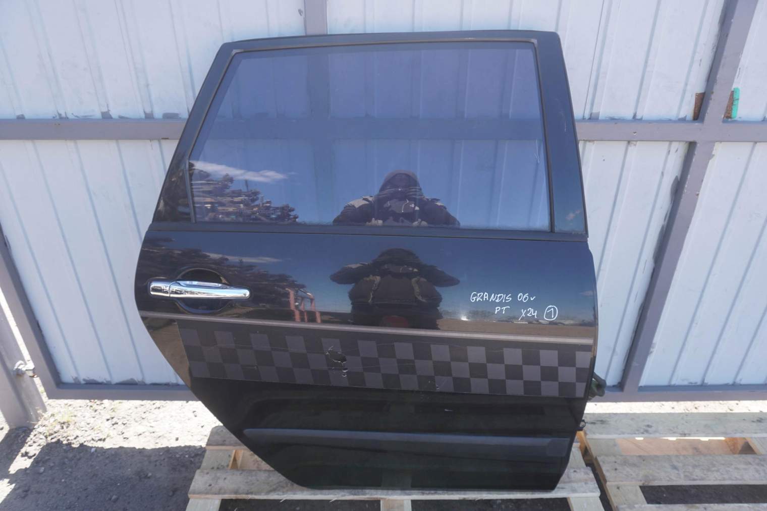 MITSUBISHI GRANDIS DRZWI TYLNE PRAWE t42