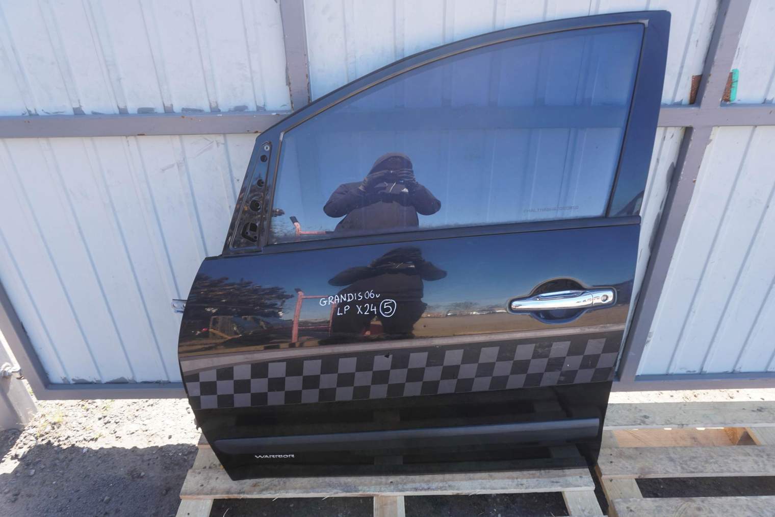 MITSUBISHI GRANDIS DRZWI PRZEDNIE LEWE T42